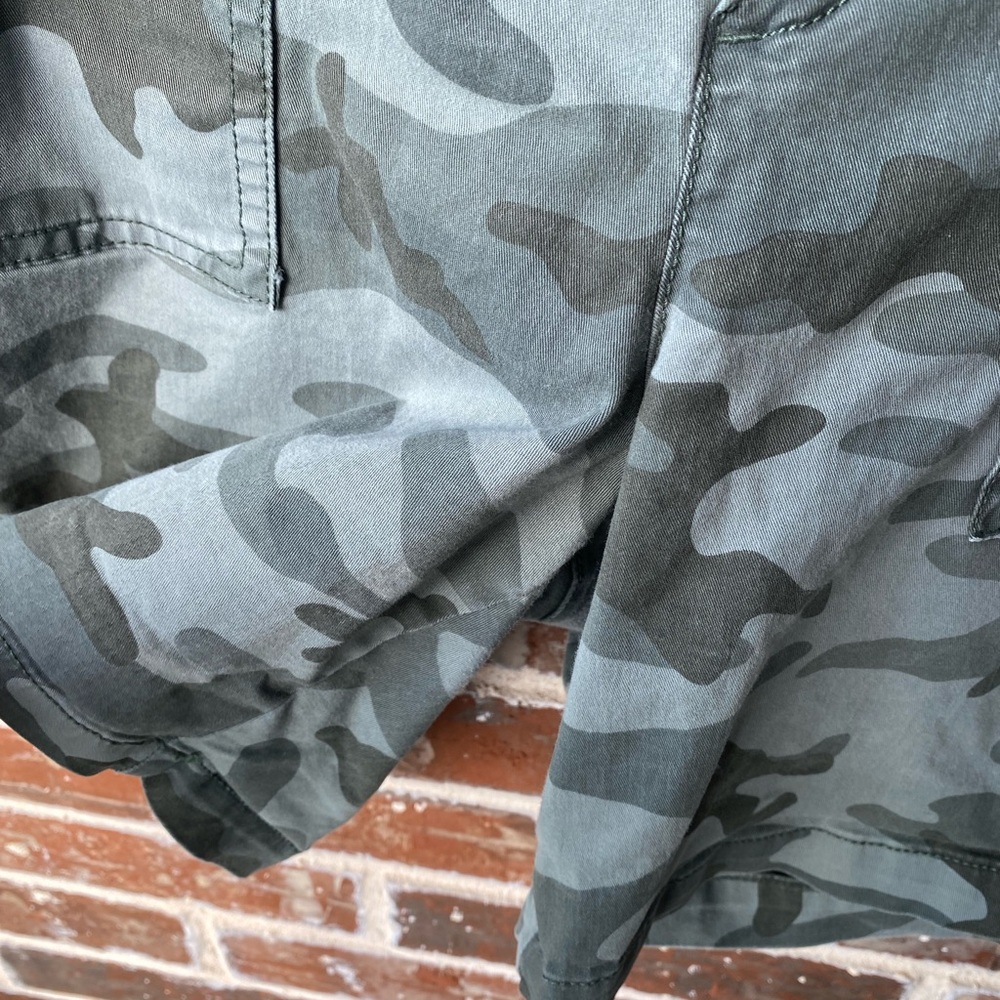 GAP 5” Girlfriend Chino Shorts Size 12 Army Green Camo - Picture 10 of 13